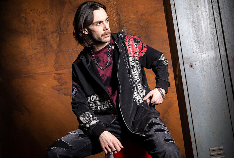 Original Sinner / This isn&rsquo;t about playing it safe. The Original Sinners collection stands for rock (and biker) inspired streetwear: raw, rebellious, and authentic. Dark, washed-out color palettes, used effects, and tattoo aesthetics form a clear design language. Skulls, wings, crosses, and heraldic elements meet vintage-inspired typography, each piece feels like a statement item with strong recognition value.Elaborately executed prints, from front prints to all-over designs, blend with embroidery, patches, and textured surfaces. Lacing, bands, raw edges, and destroyed details add depth and attitude, while tie-dye and acid-wash effects create a distinctive patina. The silhouettes are proven and precisely cut: fitted T-shirts and longsleeves, along with layering pieces like hoodies, zip jackets, and vests. For women, tailored with subtle feminine accents; for men, masculine and body-defining. Classic fits, refined for a modern edge.Original Sinners is rockwear with character, uncompromising in style, high-quality in execution, and far removed from short-lived trends. For those who don&rsquo;t need to explain their look, they wear it. Timeless rock styles, reinterpreted for today and made for the street. Original Sinners : made for the unapologetic. / Upptäck mer!