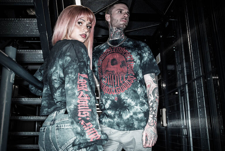 Lost Souls / Lost Souls combines youthful streetwear styles with a dark, modern aesthetic. Deep tie-dye washes in black and red meet raw-looking graphics and striking prints, lending each piece a mystical intensity.The collection features precise, contemporary cuts: T-shirts, hoodies, jumpers, cropped tops and joggers create urban silhouettes that look casual, modern and full of character. Textured details, patches and wash effects enhance the individual look. / Upptäck mer!