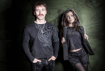 Celtic Snake / Black Premium by EMP-kollektionen &auml;r r&aring;, kraftfull och full av symbolik. I centrum st&aring;r ormen &ndash; en ur&aring;ldrig symbol f&ouml;r styrka, f&ouml;rvandling och o&ouml;vervinnerlighet. Tillsammans med tydliga detaljer skapar det en look som inte ber om lov &ndash; den tar sin plats.Vi har tagit fram exklusiva tryck och broderier som &auml;r tuffa, kompromissl&ouml;sa och fulla av detaljer, s&aring; att varje plagg k&auml;nns direkt igen. S&auml;rskilda detaljer, som specialdesignade knappar och sn&ouml;r&auml;ndar, s&auml;tter pricken &ouml;ver i och g&ouml;r varje del helt unik.Stick ut. G&aring; din egen v&auml;g med Celtic Snake-kollektionen fr&aring;n Black Premium by EMP &ndash; skapad f&ouml;r dig som g&aring;r din egen v&auml;g. / Upptäck mer!