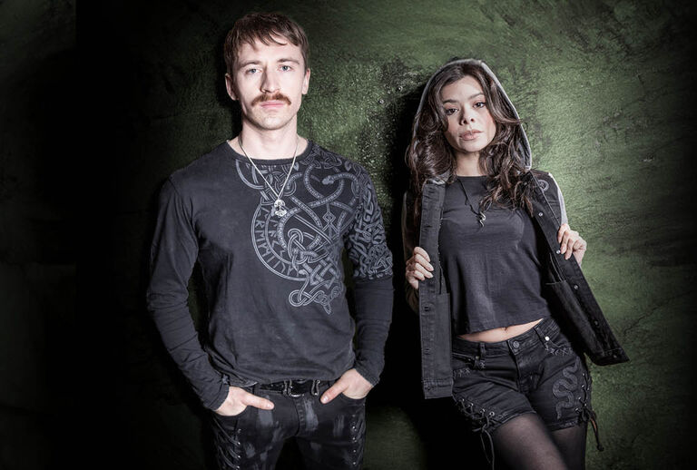 Celtic Snake / Black Premium by EMP-kollektionen &auml;r r&aring;, kraftfull och full av symbolik. I centrum st&aring;r ormen &ndash; en ur&aring;ldrig symbol f&ouml;r styrka, f&ouml;rvandling och o&ouml;vervinnerlighet. Tillsammans med tydliga detaljer skapar det en look som inte ber om lov &ndash; den tar sin plats.Vi har tagit fram exklusiva tryck och broderier som &auml;r tuffa, kompromissl&ouml;sa och fulla av detaljer, s&aring; att varje plagg k&auml;nns direkt igen. S&auml;rskilda detaljer, som specialdesignade knappar och sn&ouml;r&auml;ndar, s&auml;tter pricken &ouml;ver i och g&ouml;r varje del helt unik.Stick ut. G&aring; din egen v&auml;g med Celtic Snake-kollektionen fr&aring;n Black Premium by EMP &ndash; skapad f&ouml;r dig som g&aring;r din egen v&auml;g. / Upptäck mer!