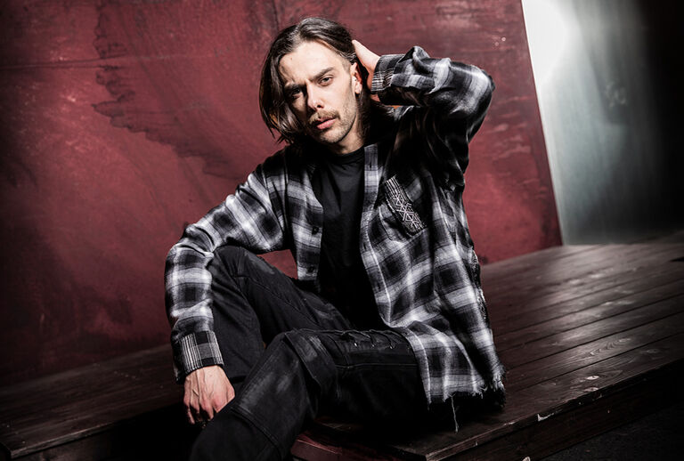 Pagan Roots / Den h&auml;r Pagan Roots-kollektionen plockar upp ur&aring;ldrig symbolik: runor, beskyddscirklar och folkloristiska tecken som ser ut som om de har ristats i rituellt tr&auml;. Svarta och m&ouml;rkr&ouml;da toner med r&aring;a och unika tv&auml;ttar f&ouml;r tankarna till jord, gl&ouml;d och nattliga ceremonier.Varje plagg b&auml;r den h&auml;r symbolv&auml;rlden som om du bar den synligt p&aring; huden &ndash; antingen som ett stort, t&auml;ckande tryck eller som en subtil bakgrund som p&aring;minner om vittrade frestelser och urminnes k&auml;nslor. Designerna framst&aring;r som moderna artefakter fr&aring;n Pagan Rite & Folklore.Med nya oversized-fits uppst&aring;r en kraftfull silhuett som r&ouml;r sig mellan ritualkl&auml;der och streetwear. Kl&auml;der som ser ut att ha sina r&ouml;tter djupt f&ouml;rankrade i den gamla jorden. / Upptäck mer!