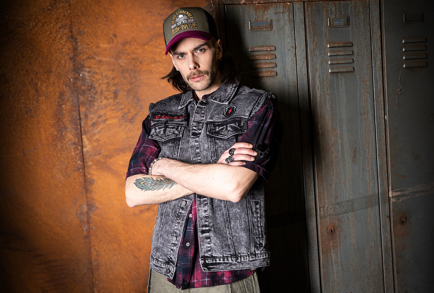 Free Spirit / Free Spirit-kollektionen ger din stil en fr&auml;sch vintagek&auml;nsla: en mix av sl&aring;ende vintage- och rockabilly-estetik, f&ouml;rst&auml;rkt med i&ouml;gonfallande djurm&ouml;nstrade tryck och en modern "oil wash-finish". Varje look har en medvetet urtv&auml;ttad, autentisk och rebellisk k&auml;nsla &ndash; men f&ouml;rblir samtidigt tidl&ouml;s.Klassiska motiv visas i ett nytt ljus och f&ouml;rvandlas till avslappnade rockabilly-looks. Till detta kommer utvalda plagg som beach- och badshorts, puffer-styles, truckerkepsar med manchester-sk&auml;rm och matchande b&auml;lten som perfekt f&aring;ngar den fria, rebelliska k&auml;nslan. / Upptäck mer!