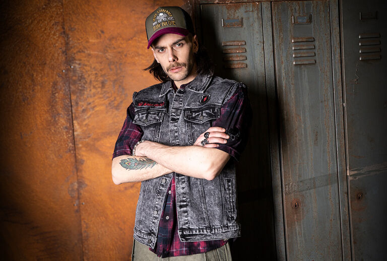 Free Spirit / Free Spirit-kollektionen ger din stil en fr&auml;sch vintagek&auml;nsla: en mix av sl&aring;ende vintage- och rockabilly-estetik, f&ouml;rst&auml;rkt med i&ouml;gonfallande djurm&ouml;nstrade tryck och en modern "oil wash-finish". Varje look har en medvetet urtv&auml;ttad, autentisk och rebellisk k&auml;nsla &ndash; men f&ouml;rblir samtidigt tidl&ouml;s.Klassiska motiv visas i ett nytt ljus och f&ouml;rvandlas till avslappnade rockabilly-looks. Till detta kommer utvalda plagg som beach- och badshorts, puffer-styles, truckerkepsar med manchester-sk&auml;rm och matchande b&auml;lten som perfekt f&aring;ngar den fria, rebelliska k&auml;nslan.Fokus ligger p&aring; skjortor, t-shirtar, toppar och leggings &ndash; alla med en genuin vintage-look, oil wash-behandling och djuriska tryck som ger kollektionen sin tydliga retrokarakt&auml;r. / Upptäck mer!