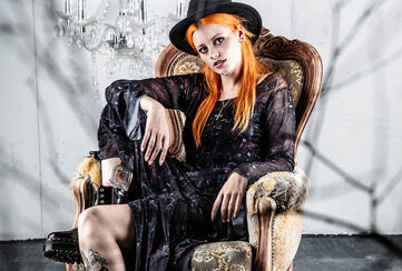 Mystical Woods / Mystical Woods tar dig med in i en vimsigt gotisk v&auml;rld: h&auml;x&ouml;rter, malar och himmelska element trycks, broderas och pr&auml;glas p&aring; f&ouml;ljsamma tyger. Inspirationen kommer fr&aring;n Stevie Nicks fl&ouml;dande outfits och popkulturella h&auml;xklassiker som "F&ouml;rh&auml;xad". Den h&auml;r "vimsigt gotiska"-stilen &auml;r den f&auml;rgstarkare, yngre h&auml;xsystern till den romantiska gothstilen.En av sommarkollektionens h&ouml;jdpunkter &auml;r en hatt med br&auml;tte i h&ouml;gkvalitativ 100% filtad ull med brodyr p&aring; insidan av br&auml;ttet. Vi har valt 100% ull f&ouml;r att s&auml;kerst&auml;lla b&auml;sta m&ouml;jliga kvalitet, s&aring; att du kan ha gl&auml;dje av den h&auml;r produkten l&auml;nge. / Upptäck mer!