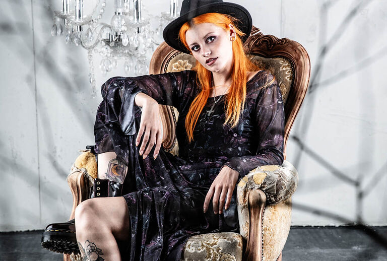 Mystical Woods / Mystical Woods tar dig med in i en vimsigt gotisk v&auml;rld: h&auml;x&ouml;rter, malar och himmelska element trycks, broderas och pr&auml;glas p&aring; f&ouml;ljsamma tyger. Inspirationen kommer fr&aring;n Stevie Nicks fl&ouml;dande outfits och popkulturella h&auml;xklassiker som "F&ouml;rh&auml;xad". Den h&auml;r "vimsigt gotiska"-stilen &auml;r den f&auml;rgstarkare, yngre h&auml;xsystern till den romantiska gothstilen.En av sommarkollektionens h&ouml;jdpunkter &auml;r en hatt med br&auml;tte i h&ouml;gkvalitativ 100% filtad ull med brodyr p&aring; insidan av br&auml;ttet. Vi har valt 100% ull f&ouml;r att s&auml;kerst&auml;lla b&auml;sta m&ouml;jliga kvalitet, s&aring; att du kan ha gl&auml;dje av den h&auml;r produkten l&auml;nge. / Upptäck mer!