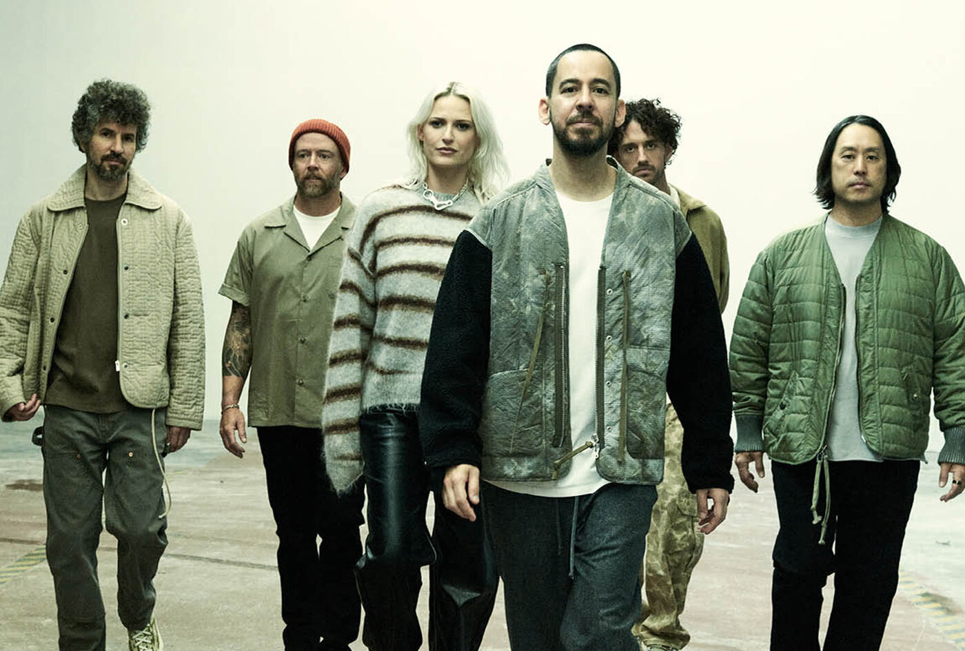 Linkin Park &auml;r utan tvekan ett av de mest inflytelserika rockbanden genom tiderna, med otaliga of&ouml;rgl&ouml;mliga hits som har format musiklandskapet.Nu, sju &aring;r efter deras senaste album och den hj&auml;rtsk&auml;rande f&ouml;rlusten av Chester Bennington, &auml;r de tillbaka med sin kraftfulla nya release: From Zero.Missa inte detta &ouml;gonblick &ndash; lyssna p&aring; det nya albumet och uppt&auml;ck deras senaste merch!