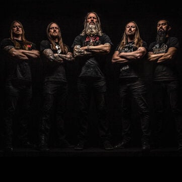 Amon Amarth f&ouml;renar episka melodier med f&auml;ngslande ber&auml;ttelser fr&aring;n nordiska legender!Kliv djupare in i en v&auml;rld av d&aring;nande riff och heroiska bedrifter:K&ouml;p ditt exklusiva Amon Amarth-merch idag!