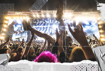 Louder Than Hell – Nu börjar din festivalsommar! / Kasta dig in i &aring;rets mest h&ouml;gljudda festivalsommar! K&auml;nn trycket, njut av musiken och visa vad du brinner f&ouml;r med exklusiva band-t-shirtar, cool festivalgear och kl&auml;der som klarar varje moshpit galant! Det &auml;r verkligen dags: Scream it, wear it, live it! Den h&auml;r sommaren &auml;r inte f&ouml;r veklingar. Vi skruvar upp volymen med allt fr&aring;n brutala bandtishor till festivalutrustning som &auml;r byggd f&ouml;r kaos &ndash; s&aring; vad v&auml;ntar du p&aring;!? Skruva upp volymen du med, ta &ouml;ver natten och kasta dig in i moshpiten som om du menar det. / Upptäck mer!