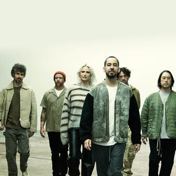 Linkin Park &auml;r utan tvekan ett av de mest inflytelserika rockbanden genom tiderna, med otaliga of&ouml;rgl&ouml;mliga hits som har format musiklandskapet.Nu, sju &aring;r efter deras senaste album och den hj&auml;rtsk&auml;rande f&ouml;rlusten av Chester Bennington, &auml;r de tillbaka med sin kraftfulla nya release: From Zero.Missa inte detta &ouml;gonblick &ndash; lyssna p&aring; det nya albumet och uppt&auml;ck deras senaste merch!