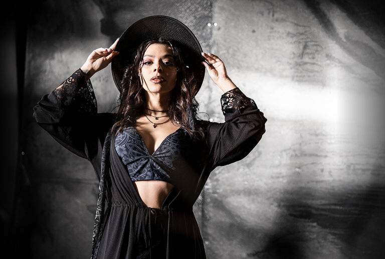 Rooted In Reverance / Black Premium by EMP-kollektionen &auml;r r&aring;, kraftfull och full av symbolik. I centrum st&aring;r ormen &ndash; en ur&aring;ldrig symbol f&ouml;r styrka, f&ouml;rvandling och o&ouml;vervinnerlighet. Tillsammans med tydliga detaljer skapar det en look som inte ber om lov &ndash; den tar sin plats.Vi har tagit fram exklusiva tryck och broderier som &auml;r tuffa, kompromissl&ouml;sa och fulla av detaljer, s&aring; att varje plagg k&auml;nns direkt igen. S&auml;rskilda detaljer, som specialdesignade knappar och sn&ouml;r&auml;ndar, s&auml;tter pricken &ouml;ver i och g&ouml;r varje del helt unik. / Upptäck mer!