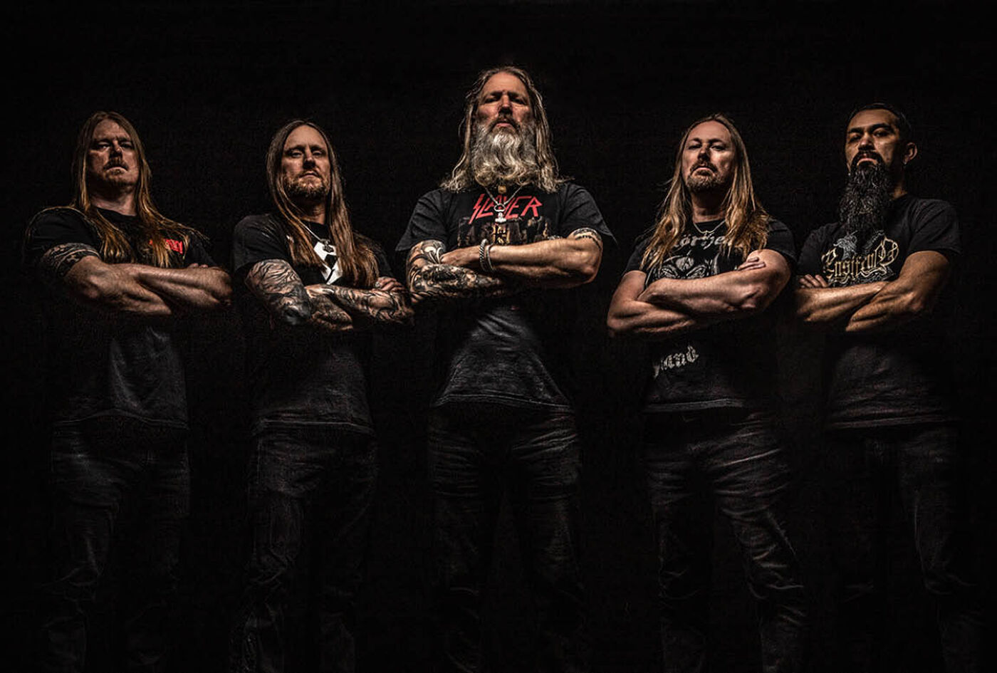 Amon Amarth f&ouml;renar episka melodier med f&auml;ngslande ber&auml;ttelser fr&aring;n nordiska legender!Kliv djupare in i en v&auml;rld av d&aring;nande riff och heroiska bedrifter:K&ouml;p ditt exklusiva Amon Amarth-merch idag!