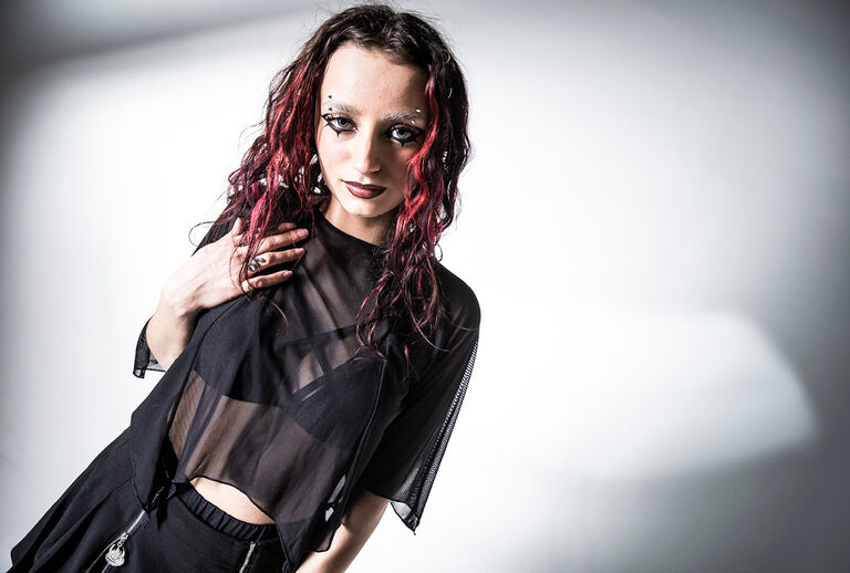 The Void / Den h&auml;r kollektionen f&ouml;r dig rakt in i nu-goth-estetiken: djupsvart, ockult och pr&auml;glad av handritade symboler, all-over eye-prints och mystiska illustrationer. Inspirerad av Nietzsches citat &rdquo;Om du blickar l&auml;nge nog in i avgrunden, s&aring; blickar avgrunden ocks&aring; in i dig&rdquo; uppst&aring;r en look som k&auml;nns som om avgrunden sj&auml;lv stirrar tillbaka.Oversized-silhuetter, destroyed-detaljer, fina mesh-element och metalliska accenter skapar en modern, m&ouml;rk, witch-attityd. Illustrativa motiv, kedjor och sv&auml;vande, delvis f&ouml;rst&ouml;rda och slitna stickstrukturer f&ouml;rbinder modeplagg med den svala, dystra atmosf&auml;ren i nu-goth-stilen &ndash; utan att bli romantisk, utan ist&auml;llet r&aring;, cool och g&aring;tfull. / Upptäck mer!