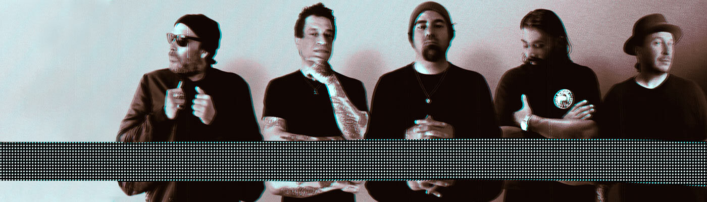 Deftones evil. Солист дефтонс. Deftones evil. Deftones группа постер. Чино морено.