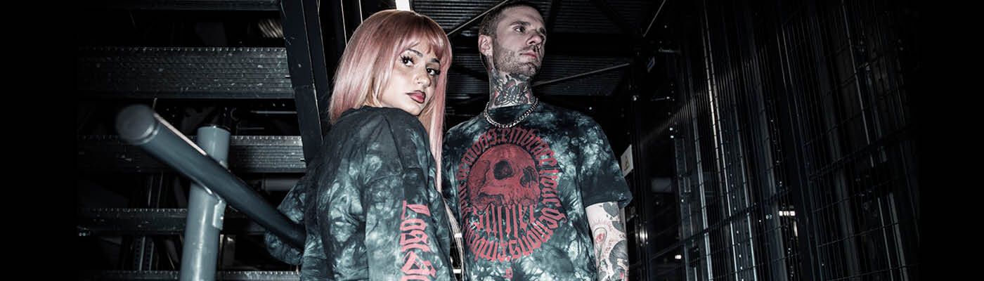 Lost Souls / Lost Souls combines youthful streetwear styles with a dark, modern aesthetic. Deep tie-dye washes in black and red meet raw-looking graphics and striking prints, lending each piece a mystical intensity.The collection features precise, contemporary cuts: T-shirts, hoodies, jumpers, cropped tops and joggers create urban silhouettes that look casual, modern and full of character. Textured details, patches and wash effects enhance the individual look. / Upptäck mer!
