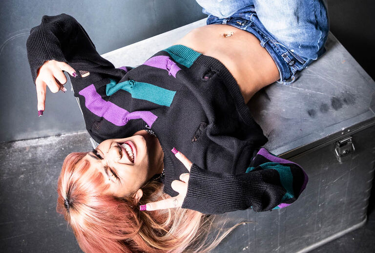 Cute Morbid / "Den h&auml;r Full Volume by EMP-kollektionen leker med en lockande kontrast: s&ouml;tt och makabert, mjukt och m&ouml;rkt. Djupa svarta toner &auml;r basen, medan accenter i dr&ouml;mmigt lila och mystiskt petrol skapar en n&auml;stan eterisk k&auml;nsla."Oversized-passformer ger en avslappnat dramatisk silhuett &ndash; perfekt f&ouml;r att lyfta fram de markanta designerna. Holografiska tryck och kontrasterande r&auml;nder f&aring;ngar ljuset och ger varje plagg en skimrande twist.F&ouml;r bakom den gulliga ytan g&ouml;mmer sig en liten m&ouml;rk hemlighet: en fj&auml;ril med revbensbur p&aring; ena sidan, en kanin med &ouml;ppen br&ouml;stkorg: symboler som ger &ldquo;cute&rdquo; en helt ny inneb&ouml;rd och smyger in en hint av spooky estetik. / Upptäck mer!